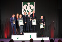 UG na podium