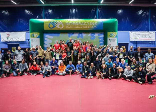 Integracyjne Mistrzostwa Polski w tenisie stołowym - zacięta walka o każdą piłkę